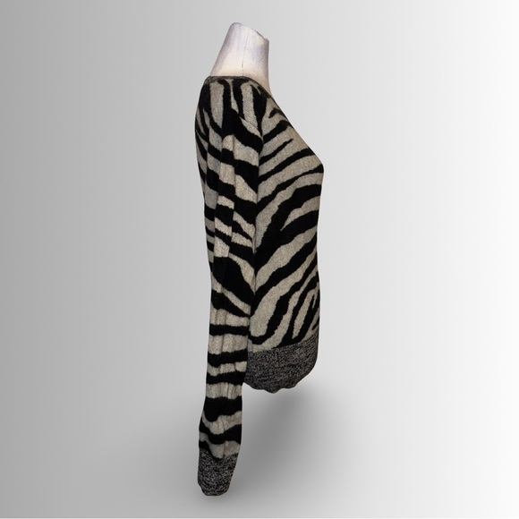 Banana Republic Italian Merino Wool, Wool Blend Zebra Striped Sweater, Size XL - Picture 4 of 8